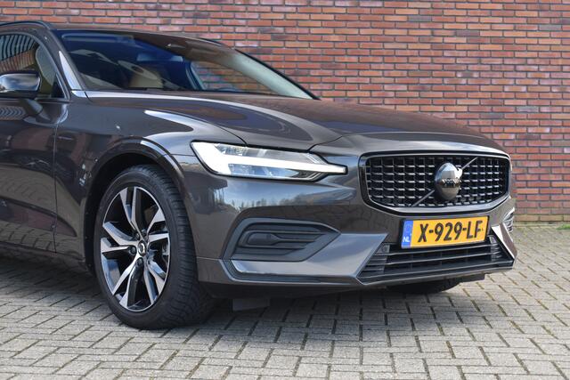 Volvo V60 B3 177PK Essential Edition | Leder | Getint Glas | 18'' | Climate | Black Pack |
