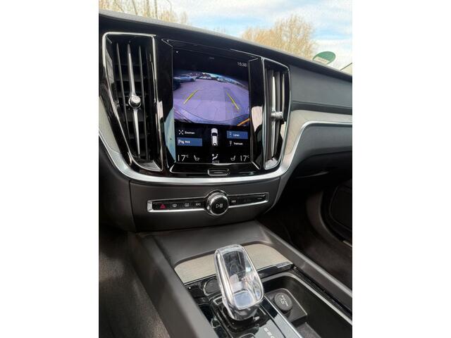 Volvo V60 2.0 B4 Inscription | Trekhaak | Harman Kardon Audio | Panoramadak | Achteruitrijcamera | Keyless Entry | Elektrische Achterklep | Lederen Bekleding | Lichtmetalen Velgen 19 inch | Navigatie | Apple Carplay | Android Auto