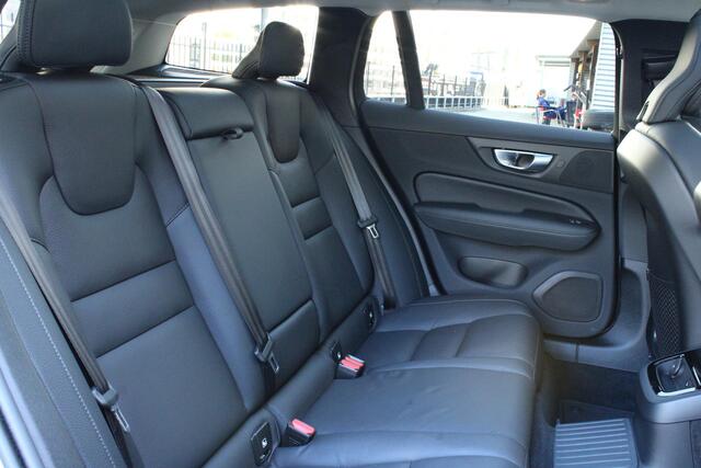 Volvo V60 T6 Automaat Plug-in Hybrid AWD Plus Dark | HEICO Sportuitlaat Met Klepbediening | HEICO Bodykit | Diffusor | Voorspoiler | Zijskirts | Spoorverbreders | 20 Inch Lichtmetalen Velgen R-Design | Lederen Bekleding | Panoramadak | Getint Glas | Elektrisch Vers