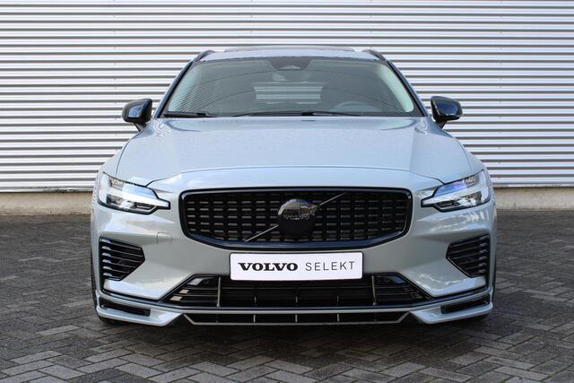 Volvo V60 T6 Automaat Plug-in Hybrid AWD Plus Dark | HEICO Sportuitlaat Met Klepbediening | HEICO Bodykit | Diffusor | Voorspoiler | Zijskirts | Spoorverbreders | 20 Inch Lichtmetalen Velgen R-Design | Lederen Bekleding | Panoramadak | Getint Glas | Elektrisch Vers