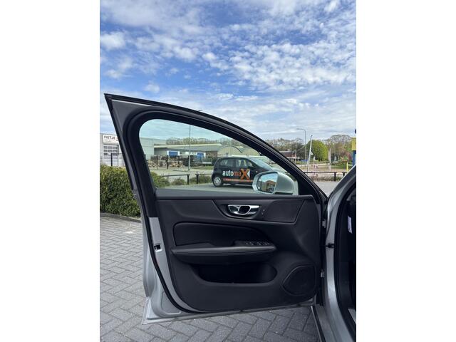 Volvo V60 2.0 B3 Momentum Business |Dealer Onderhouden|164PK|Camera| Trekhaak