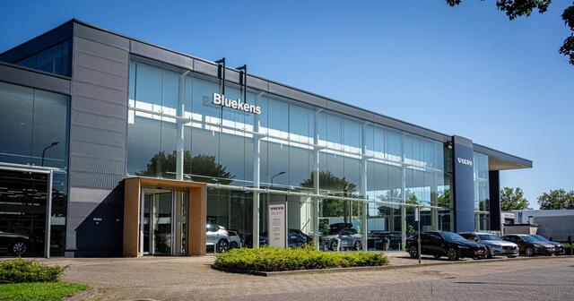 Volvo V60 T6 Recharge AWD Inscription - Sensus navigatie - Elektr. bedienbare bestuurderstoel - Verwarmbare voorstoelen & stuurwiel - Parkeersenoren achter - Achteruitrijcamera - Keyless - Cruise Control - Extra getint glas - 18 inch LMV