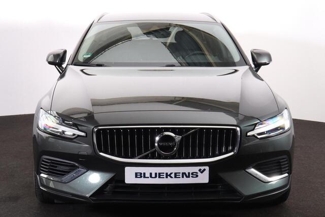 Volvo V60 T6 Recharge AWD Inscription - Sensus navigatie - Elektr. bedienbare bestuurderstoel - Verwarmbare voorstoelen & stuurwiel - Parkeersenoren achter - Achteruitrijcamera - Keyless - Cruise Control - Extra getint glas - 18 inch LMV