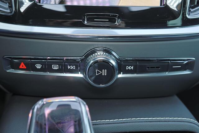 Volvo V60 T6 Recharge Plug-in hybrid AWD Plus Dark - Panorama/schuifdak - IntelliSafe Assist & Surround - 360º Camera - Head-up Display - Harman/Kardon audio - Elektrisch verstel. voorstoelen met geheugen - Verwarmbare voorstoelen voor achter & stuurwiel - Contours