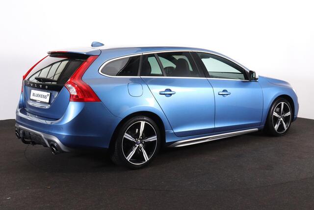 Volvo V60 T3 NordicPlus - Verwarmde voorstoelen - Parkeersensoren achter - Volvo On Call - High performance audio - Cruise control - Navigatie - Extra getint glas - 18' LMV