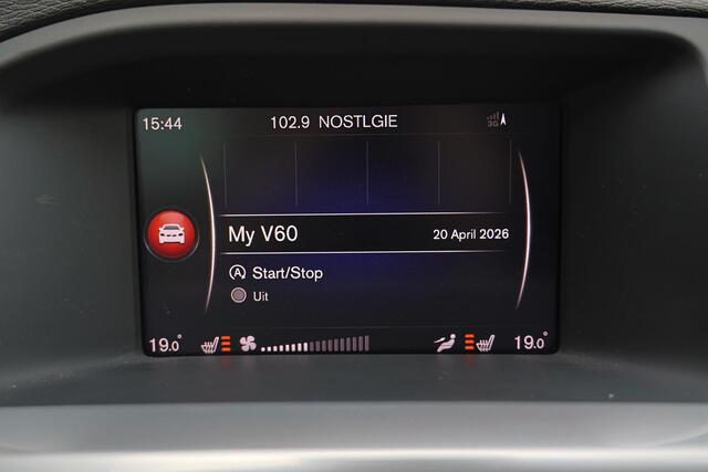 Volvo V60 T3 NordicPlus - Verwarmde voorstoelen - Parkeersensoren achter - Volvo On Call - High performance audio - Cruise control - Navigatie - Extra getint glas - 18' LMV