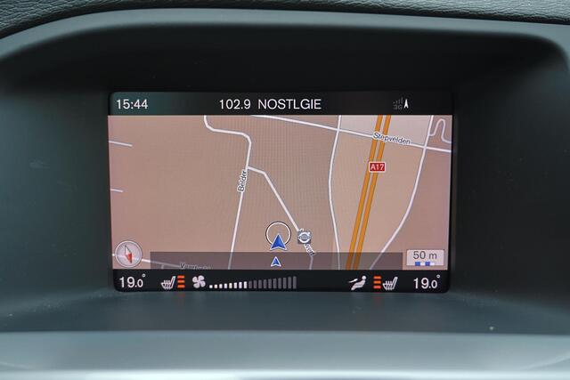 Volvo V60 T3 NordicPlus - Verwarmde voorstoelen - Parkeersensoren achter - Volvo On Call - High performance audio - Cruise control - Navigatie - Extra getint glas - 18' LMV