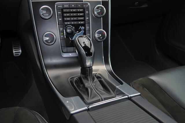 Volvo V60 T3 NordicPlus - Verwarmde voorstoelen - Parkeersensoren achter - Volvo On Call - High performance audio - Cruise control - Navigatie - Extra getint glas - 18' LMV