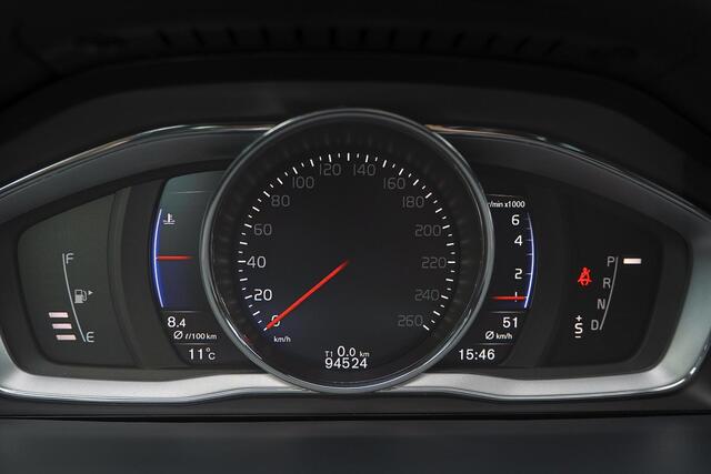 Volvo V60 T3 NordicPlus - Verwarmde voorstoelen - Parkeersensoren achter - Volvo On Call - High performance audio - Cruise control - Navigatie - Extra getint glas - 18' LMV