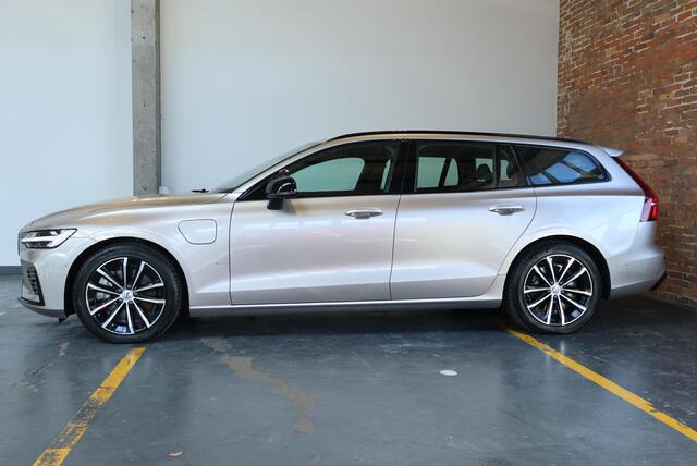 Volvo V60 2.0 T6 Plug-in hybrid AWD Plus Dark | Elektrische wegklapbare trekhaak | Adaptive Cruise Control | 360° Parkeercamera | Stoelverwarming | Stuurwielverwarming | Harman Kardon Premium Audio | Google infotainment | Longe Range