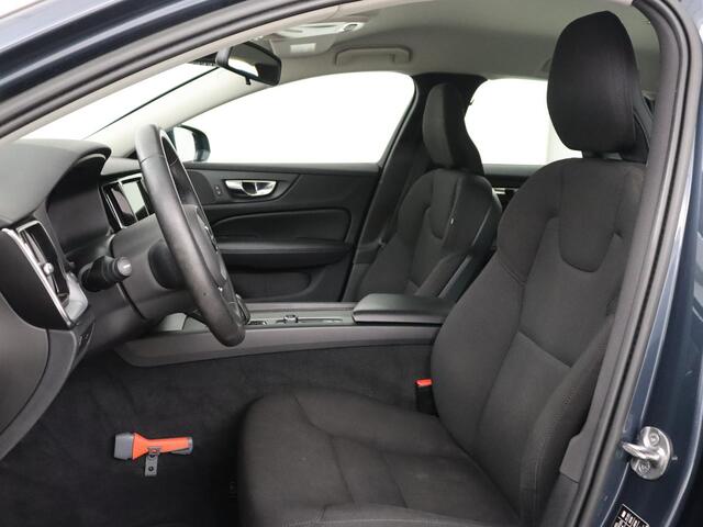 Volvo V60 2.0 B3 Momentum | Trekhaak | Stoelverwarming | Adaptive cruise | Carplay | Stuurverwarming | Full LED | Digital Cockpit | Parkeerhulp | 17'' | Bluetooth | Climate control