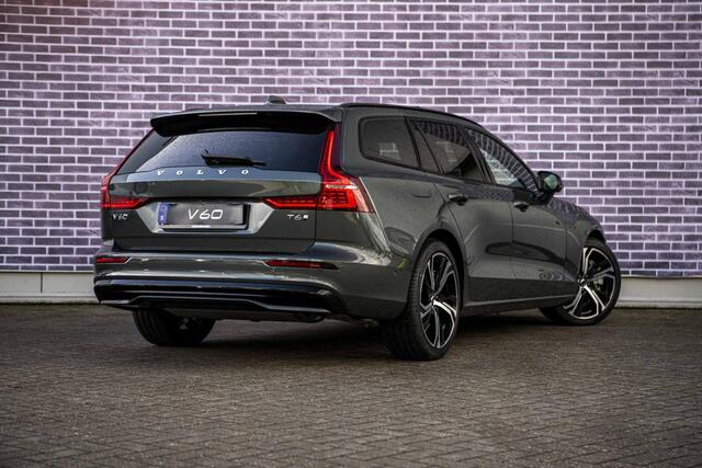 Volvo V60 2.0 T6 Plug-in hybrid AWD Ultra Dark | Sportstoelen | Schuif-/Kanteldak | Full-LED | Adaptieve Cruise Control | Head-Up Display | Stoelverwarming Voor en Achter | 19" | Getint Glas | Harman Kardon Audio | BLIS |