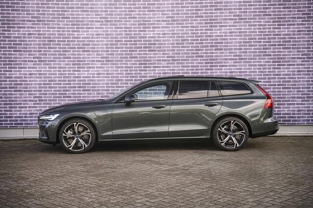 Volvo V60 2.0 T6 Plug-in hybrid AWD Ultra Dark | Sportstoelen | Schuif-/Kanteldak | Full-LED | Adaptieve Cruise Control | Head-Up Display | Stoelverwarming Voor en Achter | 19" | Getint Glas | Harman Kardon Audio | BLIS |