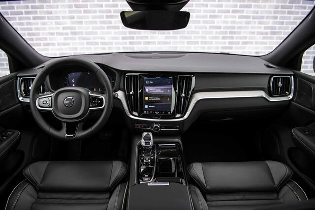 Volvo V60 2.0 T6 Plug-in hybrid AWD Ultra Dark | Sportstoelen | Schuif-/Kanteldak | Full-LED | Adaptieve Cruise Control | Head-Up Display | Stoelverwarming Voor en Achter | 19" | Getint Glas | Harman Kardon Audio | BLIS |