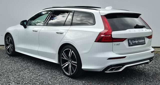 Volvo V60 2.0 T6 Recharge AWD R-Design Head Up - Stoelventilatie voor - Luxe lederen bekleding - Panorama Dak - 2000 KG Trekgewicht - Harman Kardon Sound Systeem - Camera achter - Lighting Pack - Privacy glass - 19 Licht metaal - Elektrisch bedienbare voorstoelen