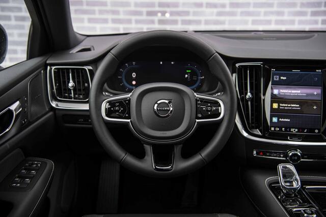 Volvo V60 2.0 T6 Plug-in hybrid AWD Ultra Dark | Sportstoelen | Schuif-/Kanteldak | Full-LED | Adaptieve Cruise Control | Head-Up Display | Stoelverwarming Voor en Achter | 19" | Getint Glas | Harman Kardon Audio | BLIS |