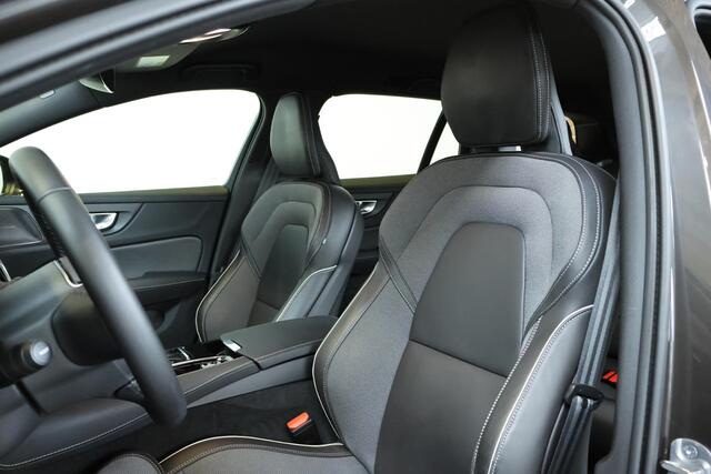 Volvo V60 T6 Plug-in hybrid AWD Plus Dark | Trekhaak | 360 graden camera | Verwarmbare voorstoelen, achterbank en stuurwiel | Premium audio by Harman Kardon | Adaptieve cruise control | Verwarmbare achterbank | Apple carplay/Android auto