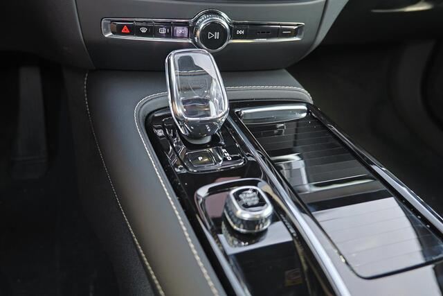 Volvo V60 T6 Recharge AWD Plus Dark - Panorama/schuifdak - IntelliSafe Assist & Surround - 360º Camera - Harman/Kardon audio - Verwarmde voorstoelen, stuur & achterbank - Parkeersensoren voor & achter - Elektr. bedienb. voorstoelen met geheugen - Head up display - 