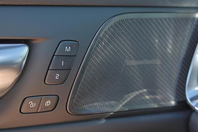 Volvo V60 T6 Recharge AWD Plus Dark - Panorama/schuifdak - IntelliSafe Assist & Surround - 360º Camera - Harman/Kardon audio - Verwarmde voorstoelen, stuur & achterbank - Parkeersensoren voor & achter - Elektr. bedienb. voorstoelen met geheugen - Head up display -
