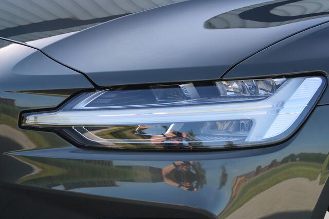 Volvo V60 2.0 T8 Recharge AWD R-Design | Incl. 12 maanden garantie | Pilot assist | Harman/Kardon audio | Memory seats | Stoel/stuurverwarming | Uitklapbare trekhaak | Schuif/kantel dak | Apple carplay/Android auto |
