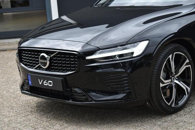 Volvo V60 T6 Plug-in hybrid AWD Ultra Dark | Bowers & Wilkins premium Audio | Massage | Stoel-/Stuurwielverwarming | Head Up Display | 19 inch Lichtmetalen velgen | 360 graden Camera | Panoramisch Schuif-/kanteldak | Lederlook Dashboard | Keyless | Blis | Adaptiev