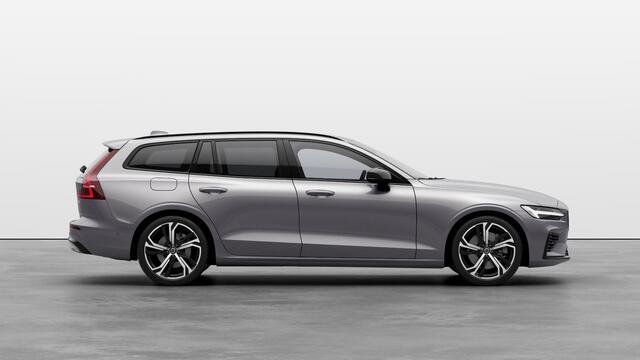 Volvo V60 2.0 T6 Plug-in hybrid AWD Ultra Dark | Sportstoelen | Schuif-/Kanteldak | Full-LED | Adaptieve Cruise Control | Head-Up Display | Stoelverwarming Voor en Achter | 19" | Getint Glas | Harman Kardon Audio | BLIS |