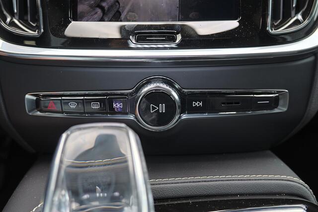Volvo V60 T6 Recharge AWD Plus Dark - Panorama/schuifdak - IntelliSafe Assist & Surround - 360º Camera - Harman/Kardon audio - Verwarmde voorstoelen, stuur & achterbank - Parkeersensoren voor & achter - Elektr. bedienb. voorstoelen met geheugen - Head up display -