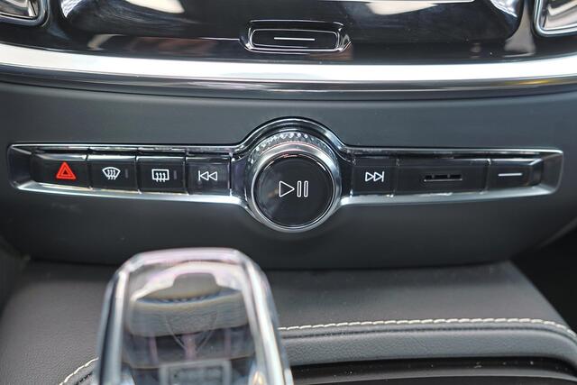 Volvo V60 T6 Recharge AWD Plus Dark - Panorama/schuifdak - IntelliSafe Assist & Surround - 360º Camera - Harman/Kardon audio - Verwarmde voorstoelen, stuur & achterbank - Parkeersensoren voor & achter - Elektr. bedienb. voorstoelen met geheugen - Head up display - 