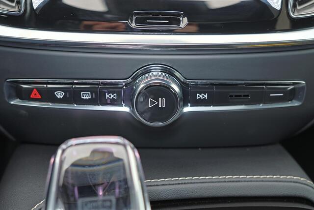 Volvo V60 T6 Recharge AWD Plus Dark - Panorama/schuifdak - IntelliSafe Assist & Surround - 360º Camera - Harman/Kardon audio - Verwarmde voorstoelen, stuur & achterbank - Parkeersensoren voor & achter - Elektr. bedienb. voorstoelen met geheugen - Head up display - 