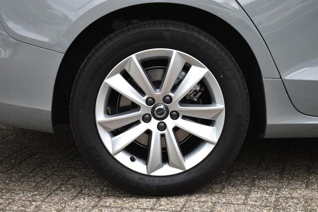 Volvo V60 B4 Essential Adaptieve Cruise Control | BLIS | Achterruitrijcamera | Lederen bekleding | Stoel en stuurwiel verwarming | Google services | Achterbank verwarmd |