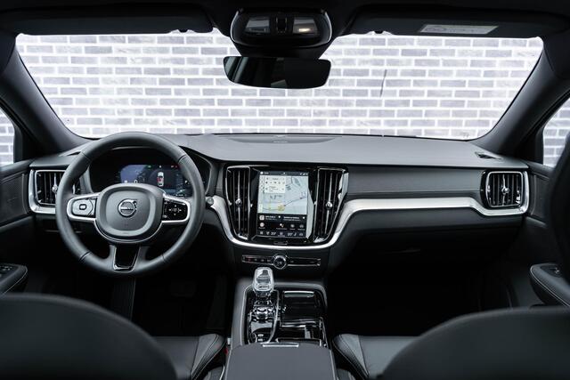 Volvo V60 2.0 T6 Plug-in hybrid AWD Ultra Dark |SOH 100%|360 camera | Adaptieve cruise control | Blis | Stand kachel | Google | Verwarmde voorstoelen | achterbank verwarming | Harman Kardon Audio | Elektrische bedienbaar panorama dak |