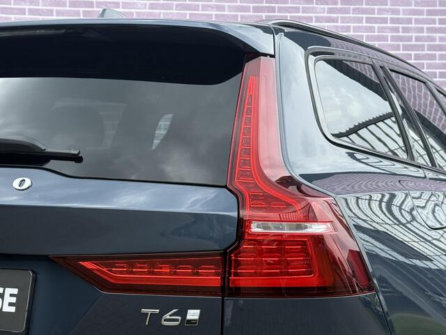 Volvo V60 2.0 T6 Plug-in hybrid AWD Ultra Dark | Sportstoelen| SOH 100%| Schuif-/Kantel dak | Full-LED | Adaptieve Cruise Control | Head-Up Display | Stoelverwarming Voor en Achter | 19" | Getint Glas | Harman Kardon Audio | BLIS |