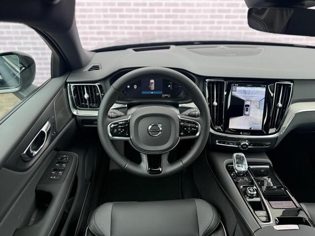 Volvo V60 2.0 T6 Plug-in hybrid AWD Ultra Dark | Sportstoelen| SOH 100%| Schuif-/Kantel dak | Full-LED | Adaptieve Cruise Control | Head-Up Display | Stoelverwarming Voor en Achter | 19" | Getint Glas | Harman Kardon Audio | BLIS |