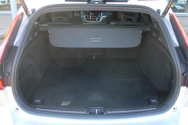 Volvo V60 B4 197 PK Automaat R-Design | Schuif/Kantel Dak | Leder Sportstoelen | H & K | Trekhaak | Stoel/stuur verw. | BLIS |