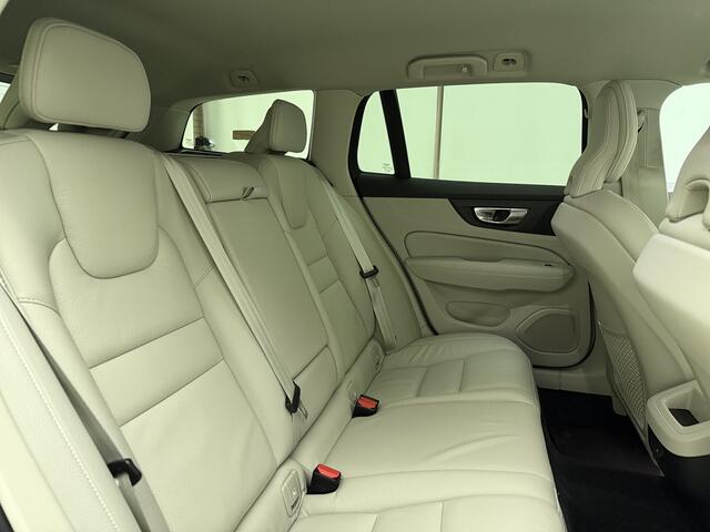 Volvo V60 B4 198PK Automaat Plus Dark / Standkachel / Stoel/- stuurverwarming / Keyles entry / Trekhaak / Camera /