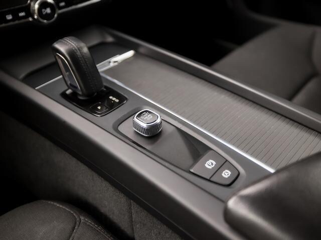 Volvo V60 2.0 B3 Sport 177Pk Automaat (APPLE CARPLAY, GROOT NAVI, PARKEERSENSOREN, GETINT GLAS, SPORTSTOELEN, DAKRAILS ZWART, LED KOPLAMPEN, NIEUWE APK, NIEUWSTAAT)