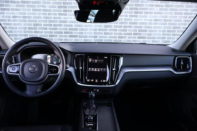 Volvo V60 2.0 T4 Momentum Pro | Trekhaak | Lederen bekleding | Adaptieve Cruise Control | Standkachel | Stoel- en stuurverwarming | Actieve LED koplampen | Sportstoelen | Verwarmbare achterbank | Dode hoek detectie BLIS | Navigatie | Achteruitrijcamera | Parkeersen