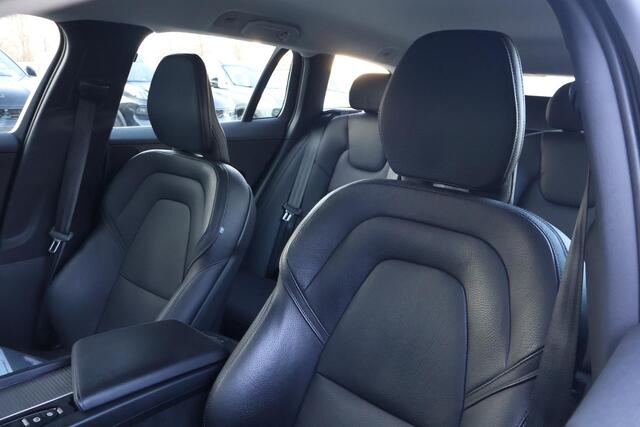 Volvo V60 2.0 T4 Momentum Pro | Trekhaak | Lederen bekleding | Adaptieve Cruise Control | Standkachel | Stoel- en stuurverwarming | Actieve LED koplampen | Sportstoelen | Verwarmbare achterbank | Dode hoek detectie BLIS | Navigatie | Achteruitrijcamera | Parkeersen