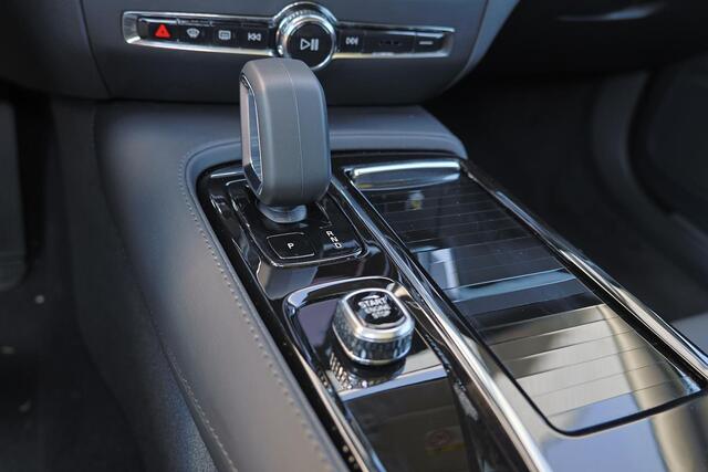 Volvo V60 T6 Recharge AWD Plus Dark - Panorama/schuifdak - IntelliSafe Assist & Surround - 360º Camera - Harman/Kardon audio - Verwarmde voorstoelen, stuur & achterbank - Parkeersensoren voor & achter - Elektr. bedienb. voorstoelen met geheugen - Head up display - 
