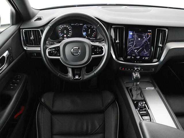 Volvo V60 2.0 T4 R-Design Panoramadak | Full LED | Trekhaak | Carplay | Pilot assist | Navigate | Stoel & Stuurverwarming | Achteruitrij camera | Cruise control | Climate control