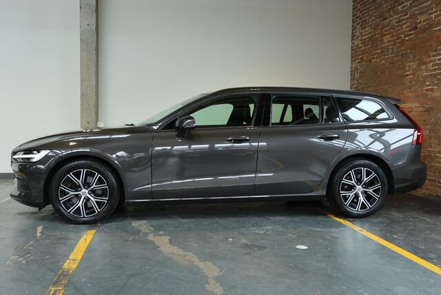 Volvo V60 B3 Essential Edition | Parkeercamera | Parkeersensoren voor + achter | Stoelverwarming voor + achter | Stuurwielverwarming | Dealeronderhouden | Navigatie |