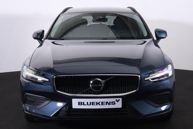Volvo V60 B3 Core - IntelliSafe Assist & Surround - Parkeercamera achter - Verwarmde voorstoelen, stuur & achterbank - Parkeersensoren voor & achter - Extra getint glas - Elektr. inklapbare trekhaak - 18' LMV
