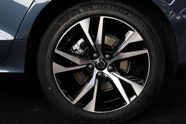 Volvo V60 B3 Core - IntelliSafe Assist & Surround - Parkeercamera achter - Verwarmde voorstoelen, stuur & achterbank - Parkeersensoren voor & achter - Extra getint glas - Elektr. inklapbare trekhaak - 18' LMV