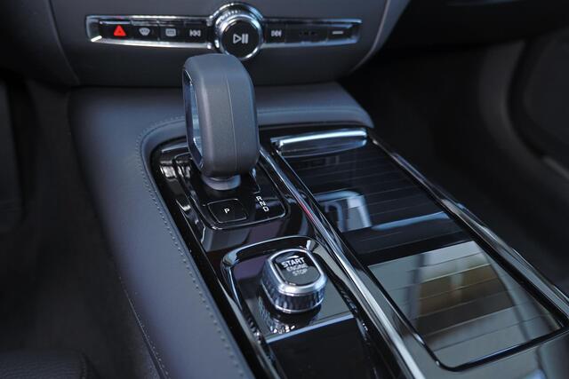 Volvo V60 T6 Recharge AWD Plus Dark - Panorama/schuifdak - IntelliSafe Assist & Surround - 360º Camera - Harman/Kardon audio - Verwarmde voorstoelen, stuur & achterbank - Parkeersensoren voor & achter - Elektr. bedienb. voorstoelen met geheugen - Head up display - 