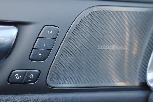 Volvo V60 T6 Recharge AWD Plus Dark - Panorama/schuifdak - IntelliSafe Assist & Surround - 360º Camera - Harman/Kardon audio - Verwarmde voorstoelen, stuur & achterbank - Parkeersensoren voor & achter - Elektr. bedienb. voorstoelen met geheugen - Head up display - 