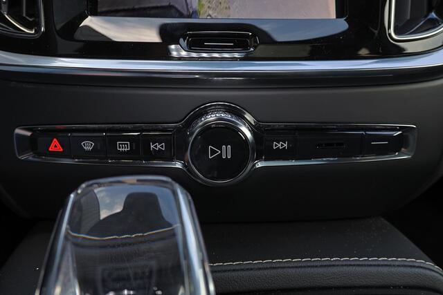 Volvo V60 T6 Recharge AWD Plus Dark Panorama/schuifdak - IntelliSafe Assist & Surround - 360º Camera - Harman/Kardon audio - Verwarmde voorstoelen, stuur & achterbank - Parkeersensoren voor & achter - Elektr. bedienb. voorstoelen met geheugen - Head up display - Ex