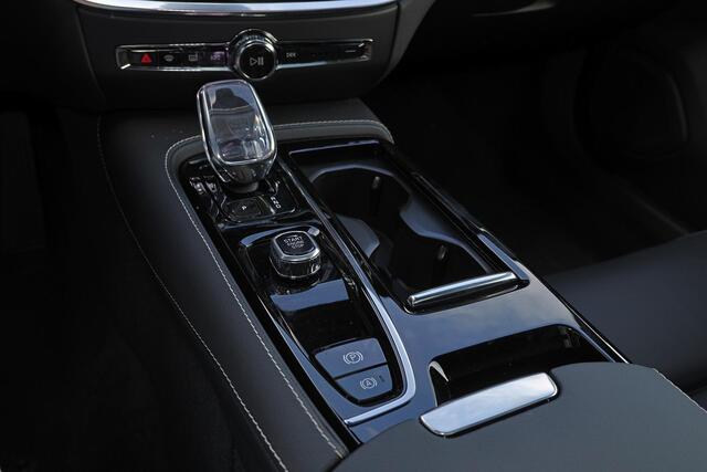 Volvo V60 T6 Recharge AWD Plus Dark Panorama/schuifdak - IntelliSafe Assist & Surround - 360º Camera - Harman/Kardon audio - Verwarmde voorstoelen, stuur & achterbank - Parkeersensoren voor & achter - Elektr. bedienb. voorstoelen met geheugen - Head up display - Ex