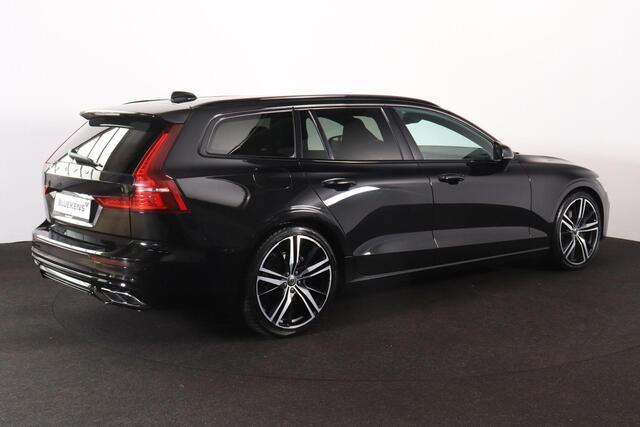 Volvo V60 B4 R-Design - IntelliSafe Assist & Surround - Harman/Kardon audio - Parkeercamera achter - Verwarmde voorstoelen, stuur & achterbank - Parkeersensoren voor & achter - Elektr. bedienb. bestuurdersstoel met geheugen - Draadloze tel. lader - Standkachel - Extra getint glas - 20' LMV