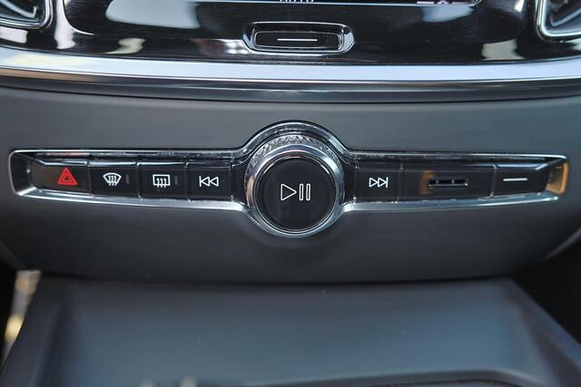 Volvo V60 B4 R-Design - IntelliSafe Assist & Surround - Harman/Kardon audio - Parkeercamera achter - Verwarmde voorstoelen, stuur & achterbank - Parkeersensoren voor & achter - Elektr. bedienb. bestuurdersstoel met geheugen - Draadloze tel. lader - Standkachel - Extra getint glas - 20' LMV