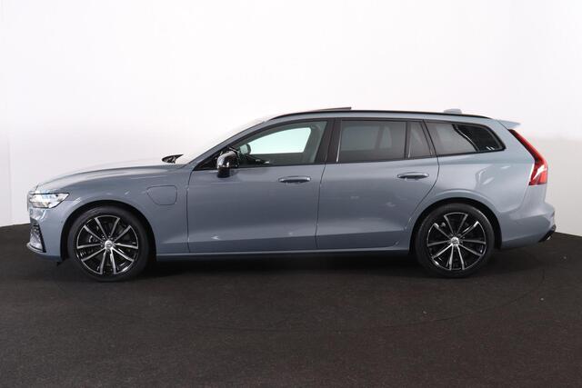Volvo V60 T6 Recharge AWD Plus Dark - Panorama/schuifdak - IntelliSafe Assist & Surround - 360º Camera - Verwarmde voorstoelen, stuur & achterbank - Parkeersensoren voor & achter - Elektr. bedienb. voorstoelen met geheugen - High Performance audio - Extra getint glas - 18' LMV